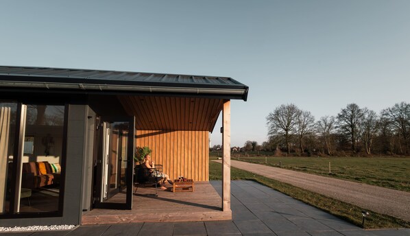 Terrace/patio - New Luxury Lodge with Meadow View - near National Park Drents-Friese Wold! (Hoogersmilde)