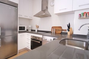 Kühlschrank, Mikrowelle, Ofen, Herdplatte
