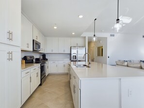 Microondas, horno, parrilla de estufa y lavavajillas 