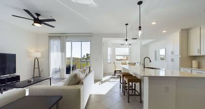 2-bedroom, 2-bath LUX condo with Golf, Spa, Pool, Hot tub + more