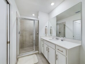 Douche, serviettes fournies, savon, papier toilette