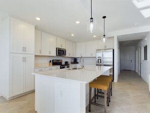 Microwave, oven, stovetop, dishwasher - 2-bedroom, 2-bath LUX condo with Golf, Spa, Pool, Hot tub + more (Ave Maria)