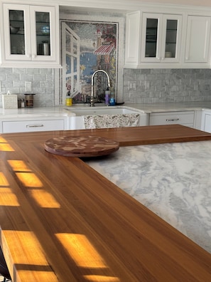 Private kitchen - Glen Flora; Geneva Lake Guest House with Private Pier, Fire Pit, Pool Table (Williams Bay)