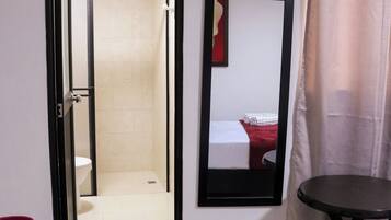 Habitación Confort, 1 cama individual grande, baño privado | Baño | Regadera, toallas, jabón, papel de baño