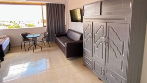Deluxe Room, Private Bathroom, City View | Blackout drapes, bed sheets - Hostal CaliView Inn (Cali)