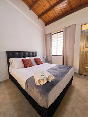 Family Studio, Private Bathroom | Blackout curtains, bed sheets - Hostal CaliView Inn (Cali)