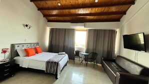 Deluxe Room, Private Bathroom, City View | Blackout drapes, bed sheets - Hostal CaliView Inn (Cali)