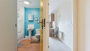 Apartment | Bathroom | Shower, hair dryer, towels, toilet paper