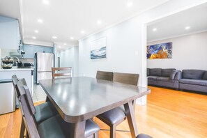 Dining - Charming 4-bedroom house with AC and WiFi in fantastic Vaughan (Vaughan)