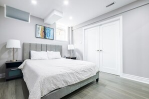 5 bedrooms, iron/ironing board, WiFi, bed sheets - Charming 4-bedroom house with AC and WiFi in fantastic Vaughan (Vaughan)