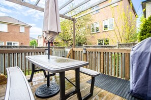 Outdoor dining - Charming 4-bedroom house with AC and WiFi in fantastic Vaughan (Vaughan)