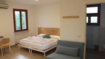 Chambre Triple Classique, vue cour intérieure | Bureau, Wi-Fi gratuit