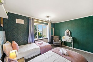 5 bedrooms, iron/ironing board, WiFi, bed sheets