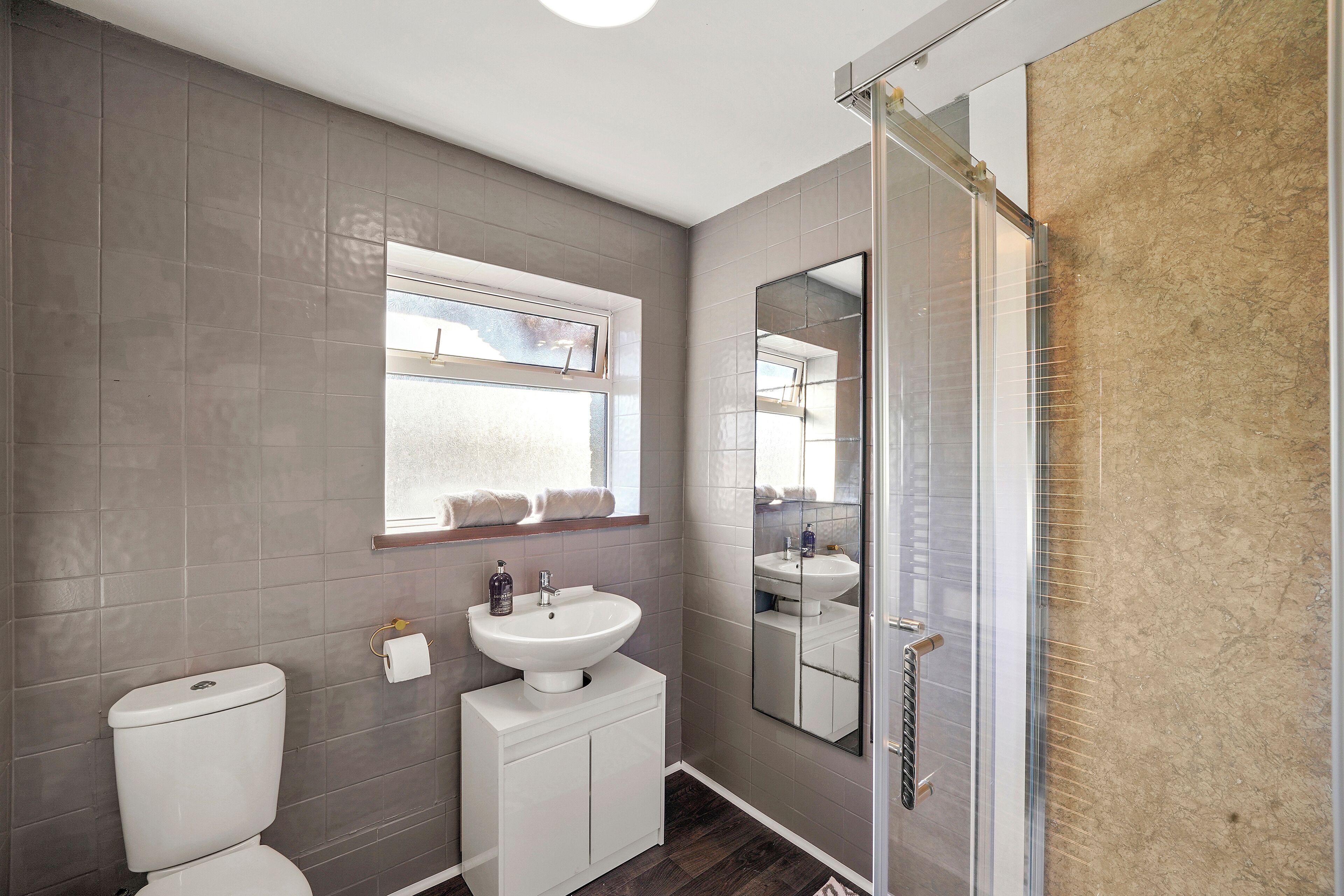 Shower, hair dryer, bidet, towels