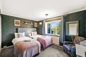 5 bedrooms, iron/ironing board, WiFi, bed sheets