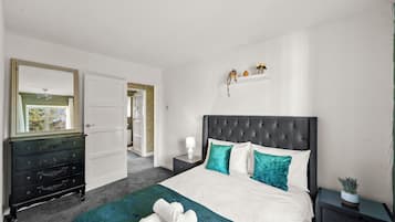 5 bedrooms, iron/ironing board, WiFi, bed sheets