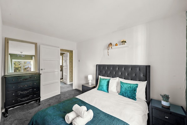 5 bedrooms, iron/ironing board, WiFi, bed sheets