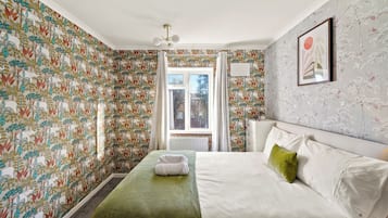 5 bedrooms, iron/ironing board, WiFi, bed sheets