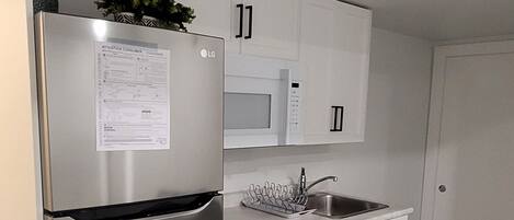 Réfrigérateur, four à micro-ondes, surface de cuisson, cafetiÚre-théiÚre