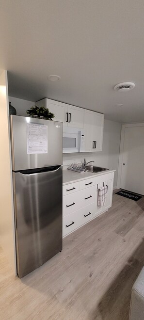 Kjøleskap, mikrobølgeovn, kokeplater og kaffetrakter/tekoker