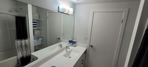 Hårføner, håndklær, såpe og toalettpapir