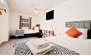 4 Schlafzimmer, Schreibtisch, Bügeleisen/Bügelbrett, Reisekinderbett