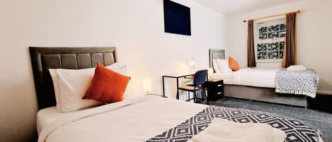 4 dormitorios, escritorio, tabla de planchar con plancha y cuna de viaje