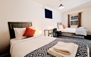 4 slaapkamers, een bureau, een strijkplank/strijkijzer, reisbedje