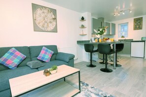 Smart TV - Barn Fold House with Parking, Garden, Wi-Fi (Telford and Wrekin)