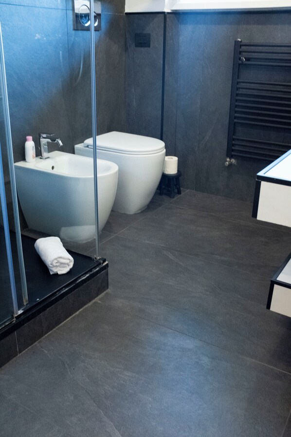 Dusche, kostenlose Toilettenartikel, Haartrockner, Bidet