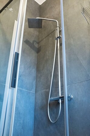 Shower, free toiletries, hair dryer, bidet