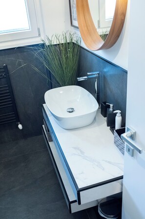 Dusche, kostenlose Toilettenartikel, Haartrockner, Bidet