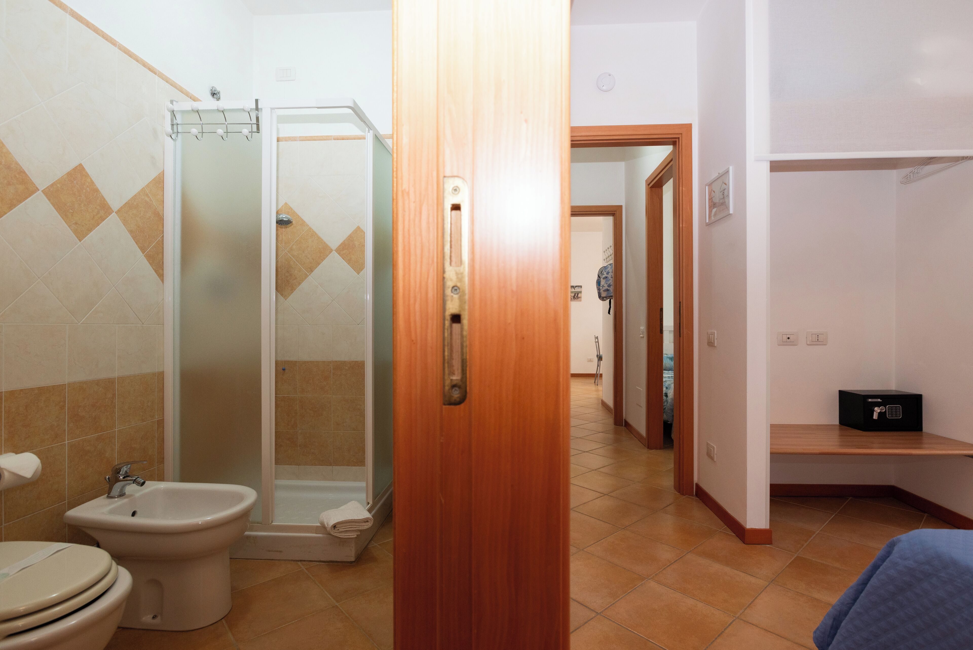 Ein Badezimmer mit Toilette, Bidet und einer Duschkabine.
