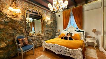 Deluxe Apartment | Memory foam beds, minibar, in-room safe, desk