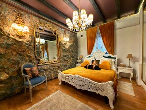 Deluxe Apartment | Memory-foam beds, minibar, in-room safe, desk - Conacul Coroanei Luxury Boutique (Bucharest)