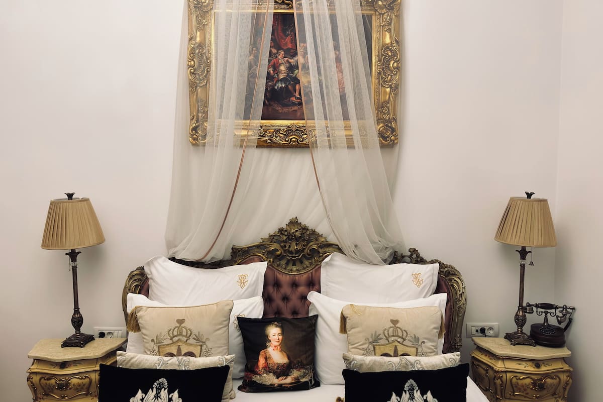 Phòng đôi Deluxe | Nệm cao su hoạt tính (memory foam), minibar, két bảo mật tại phòng