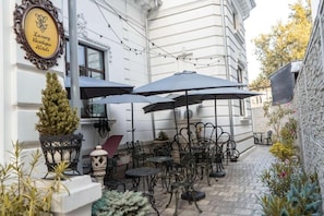 Terrace/patio - Conacul Coroanei Luxury Boutique Hotel (Bucharest)