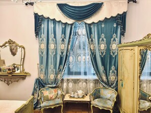 Matelas mémoire de forme, minibar, coffres-forts dans les chambres