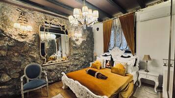 Deluxe Apartment | Memory foam beds, minibar, in-room safe, laptop workspace