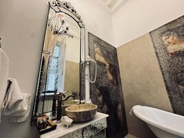 Bañera y ducha independientes, artículos de tocador gratuitos