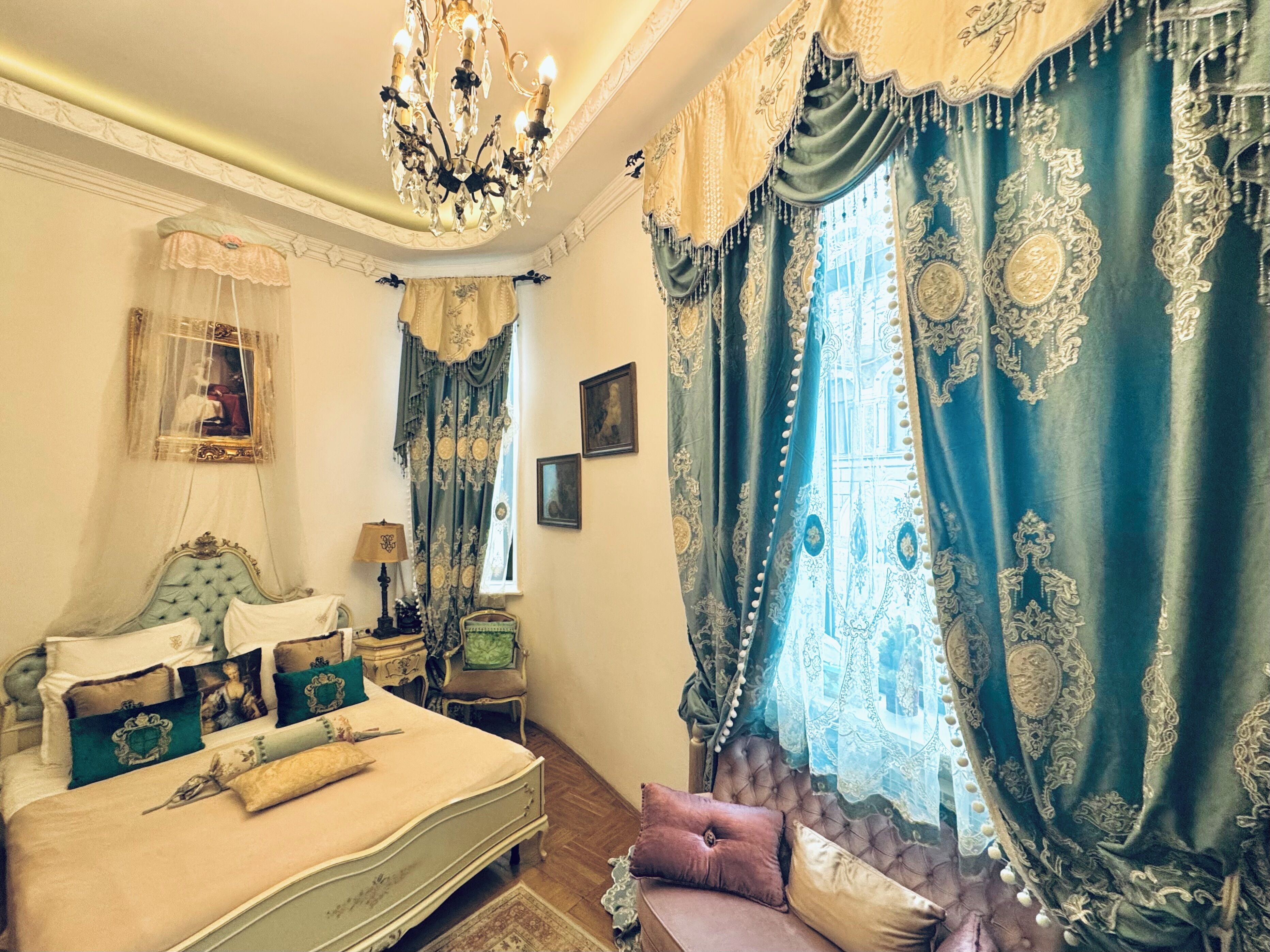 Deluxe tweepersoonskamer | Bedden met traagschuimmatrassen, een minibar, een kluis op de kamer