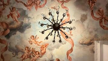 Techo con candelabro y querubines.