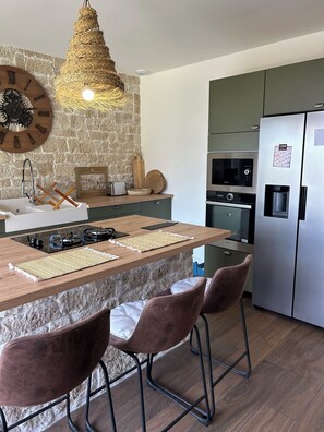 Kühlschrank, Mikrowelle, Ofen, Herdplatte