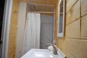 Douche, séchoir à cheveux, serviettes fournies, savon