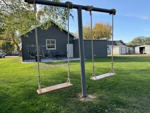 Terrace/patio - Starry Knight Retreat - spacious 4-bedroom house in charming Ririe with AC, WiFi (Ririe)