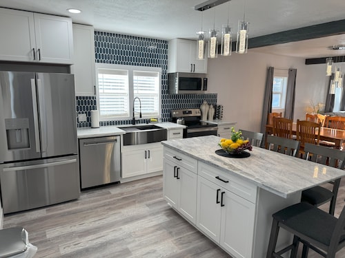 Starry Knight Retreat - spacious 4-bedroom house in charming Ririe with AC, WiFi