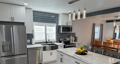 Starry Knight Retreat - spacious 4-bedroom house in charming Ririe with AC, WiFi