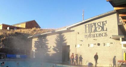 Starry Knight Retreat - spacious 4-bedroom house in charming Ririe with AC, WiFi