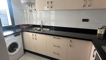 Een koelkast, een oven, een kookplaat, een koffiezetapparaat/waterkoker