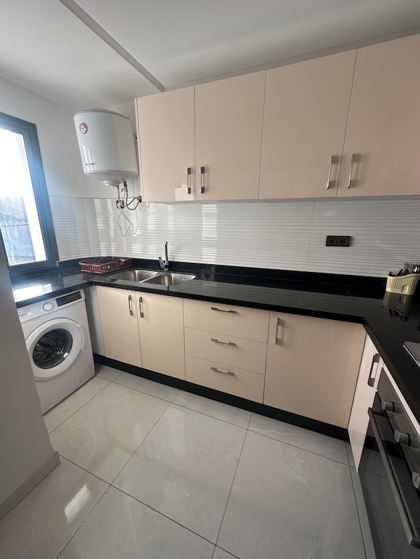 Fridge, oven, stovetop, coffee/tea maker